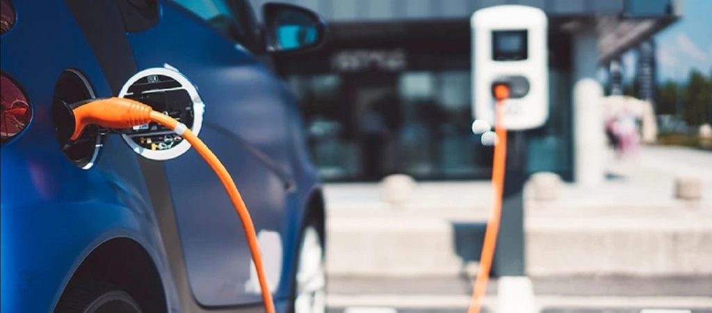 «Κινούμαι Ηλεκτρικά»: Πότε ανοίγει η πλατφόρμα για τα ηλεκτρικά αυτοκίνητα – Ποιοι δικαιούνται μπόνους