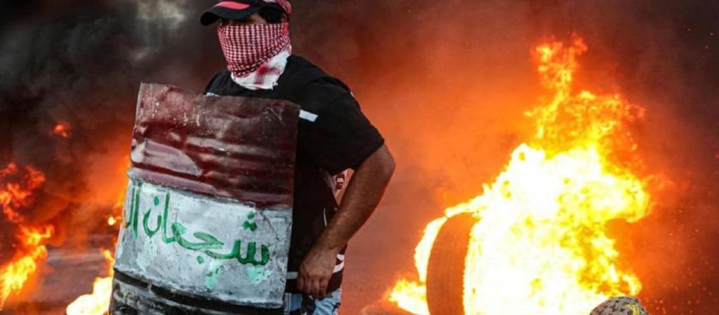 Ιράκ: Διαδηλωτές έβαλαν φωτιά στο γραφείο του κοινοβουλίου – Πραγματικά πυρά από τις δυνάμεις ασφαλείας