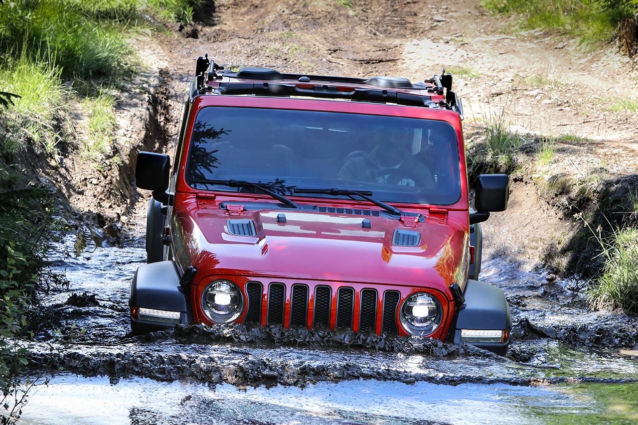 Jeep Wrangler:  Χωρίς καλύμματα και με βροχή… κανένα πρόβλημα