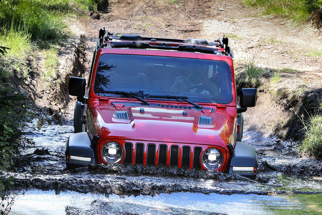 Jeep Wrangler: Χωρίς καλύμματα και με βροχή… κανένα πρόβλημα