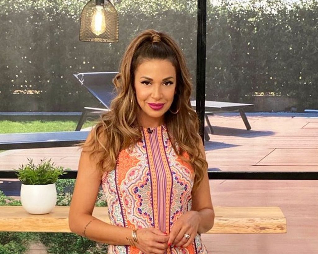 «Αερίστηκαν» στον αέρα του «Καλοκαίρι not» – Άνοιξε το φόρεμα της Ελένης Χατζίδου την ώρα που χόρευε (βίντεο)