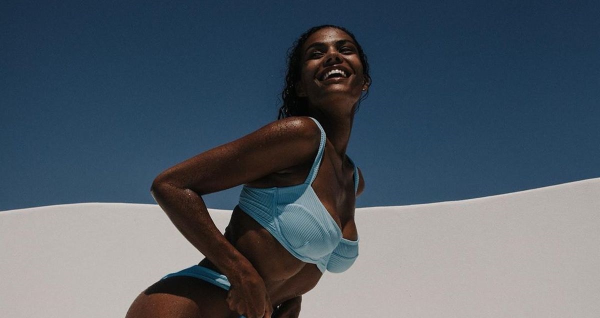 Τίνα Κουνακέϊ: Συνεχίζει να αναστατώνει τη Μύκονο η σύζυγος του Βενσάν Κασέλ (φώτο)