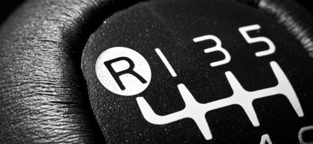 Πείραμα: Έβαλε όπισθεν ενώ βρισκόταν εν κινήσει και το αποτέλεσμα εντυπωσιάζει (βίντεο)