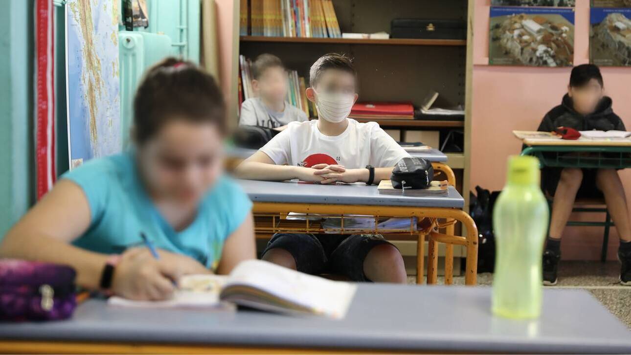 ΠΟΥ: «Συστήνεται η χρήση μάσκας για παιδιά άνω των 12 ετών» – Στην Ελλάδα είναι υποχρεωτική και για τα νήπια