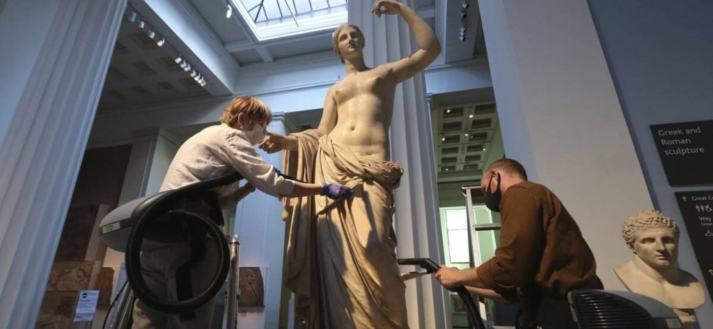 Σε εξέλιξη επιχείρηση καθαρισμού του Βρετανικού Μουσείου – Γέμισαν σκόνη τα αγάλματα κατά το lockdwon