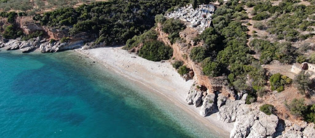 Πού βρίσκεται η παραλία Νεκροταφείο και γιατί λέγεται έτσι (βίντεο)