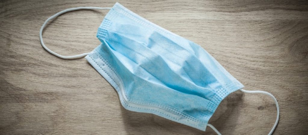 Πάτρα: Φόρεσε ένα πλατανόφυλλο για μάσκα κι έκανε τα ψώνια του (φώτο)