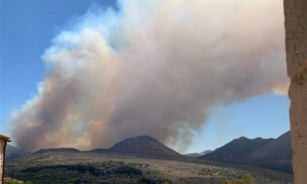 Η Πυροσβεστική ετοιμάζεται για ολονύχτια μάχη με τις φλόγες στη Μάνη (βίντεο)