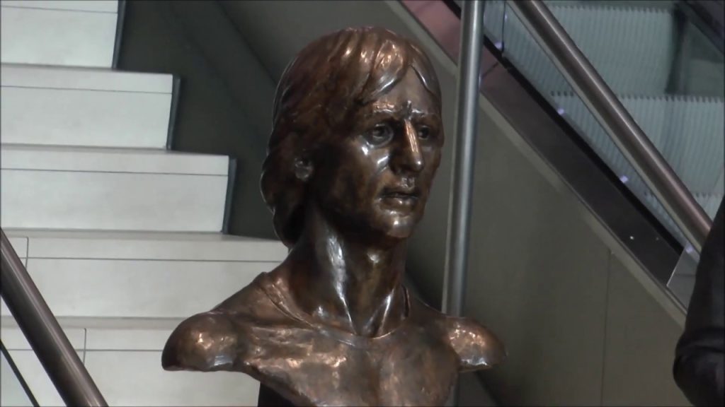 Ο Άγιαξ εγκαινίασε το άγαλμα του Γιόχαν Κρόιφ έξω από το γήπεδό του στο Άμστερνταμ (βίντεο-φωτο)