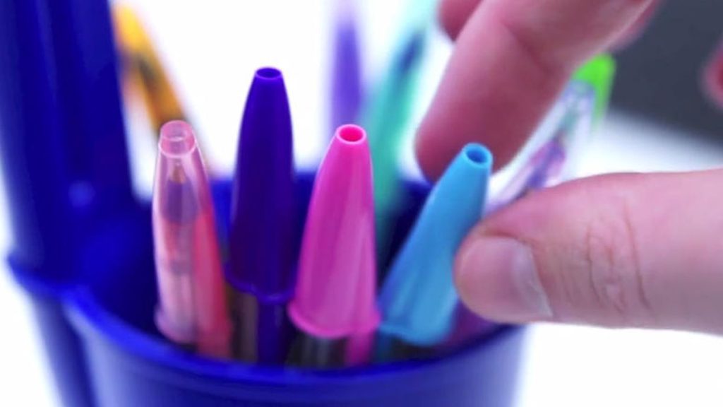 Αυτό το ήξερες; – Γιατί το καπάκι του στυλό έχει μια τρύπα μπροστά;