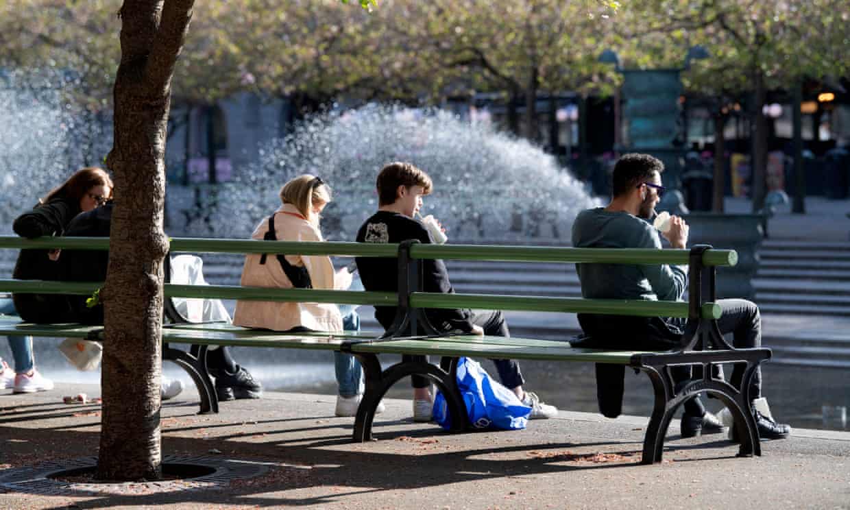 «Είναι επικίνδυνο να νομίζουμε ότι οι μάσκες προστατεύουν από τον Covid-19» – Τι αναφέρει ο επιδημιολόγος της Σουηδίας