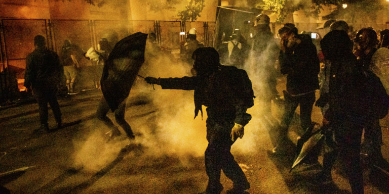 Πεδίο μάχης το Πόρτλαντ των ΗΠΑ – 14 συλλήψεις ακροαριστερών ταραξιών