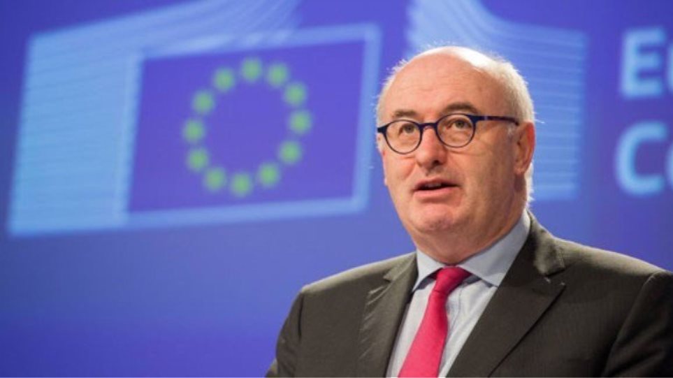 Κομισιόν: «Ζητώ ταπεινά συγνώμη» λέει ο Επίτροπος Φιλ Χόγκαν, για να σώσει τη θέση του