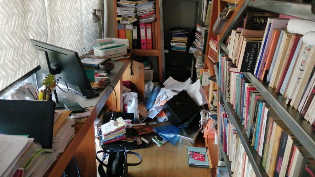 Άνω κάτω το γραφείο της Ε.Τουλουπάκη – Άγνωστο τι έχει κλαπεί! (φωτό)