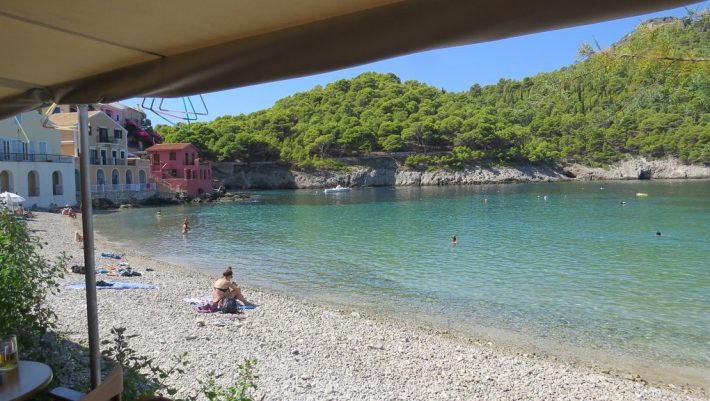 Μπάνιο, ταβέρνα, χάσιμο νου: Στο ωραιότερο παραθαλάσσιο χωριό της Ελλάδας το καλοκαίρι μόλις ξεκίνησε (βίντεο-φωτο)