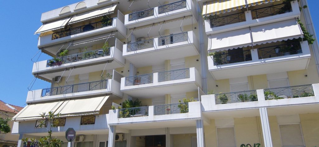 Ανακοίνωση για τους σεξουαλικούς θορύβους σε πολυκατοικία: «Βάλε σιγαστήρα – Δεν έρχεται σε οργασμό» (φώτο)