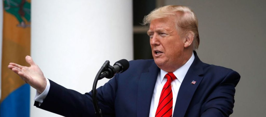 FT: «Ο Τραμπ θέλει να δώσει το εμβόλιο της AstraZeneca πριν τις εκλογές»