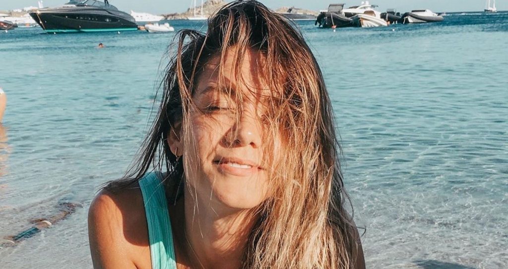 Νίκη Θωμοπούλου: Με κόκκινο μικροσκοπικό μπικίνι στην παραλία η σύζυγος του Γ.Μαρακάκη (φωτό)