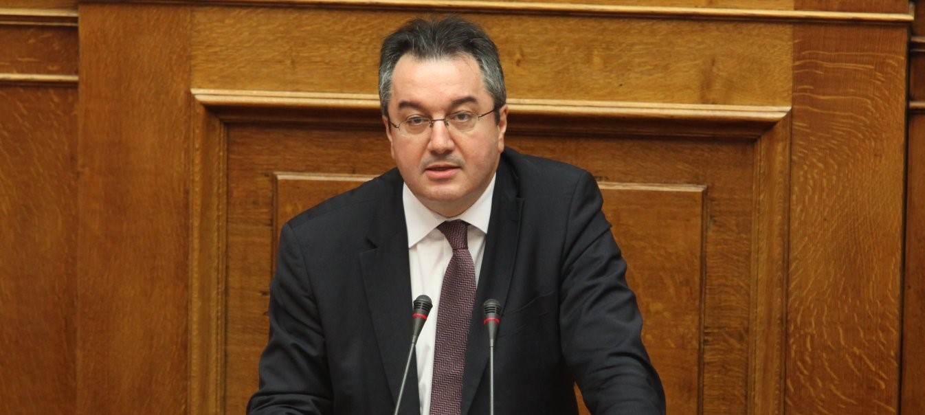 Ηλίας Μόσιαλος: Τι αναφέρει για την πρώτη περίπτωση επαναμόλυνσης από τον κορωνοϊό