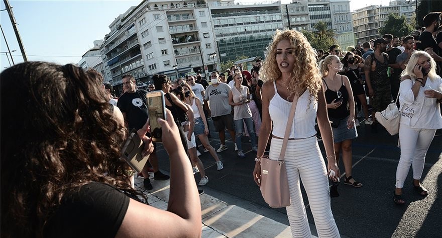 Συγκέντρωση έξω από τη Βουλή για το κλείσιμο των νυχτερινών κέντρων τα μεσάνυχτα (φωτό)