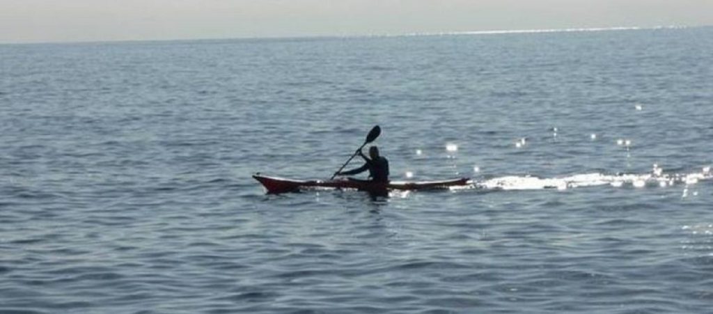 Κρήτη: Μεγάλη επιχείρηση για να σωθεί άνδρας σε κανό που έβαζε νερά (βίντεο)