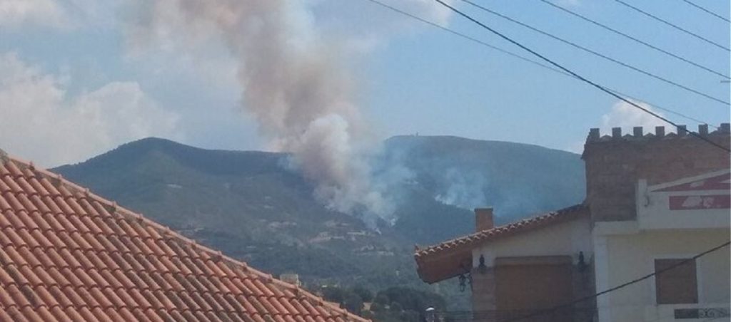Αχαΐα: Μεγάλη φωτιά στην Άνω Καλλιθέα – Ενισχύθηκαν οι πυροσβεστικές δυνάμεις (βίντεο) (upd)