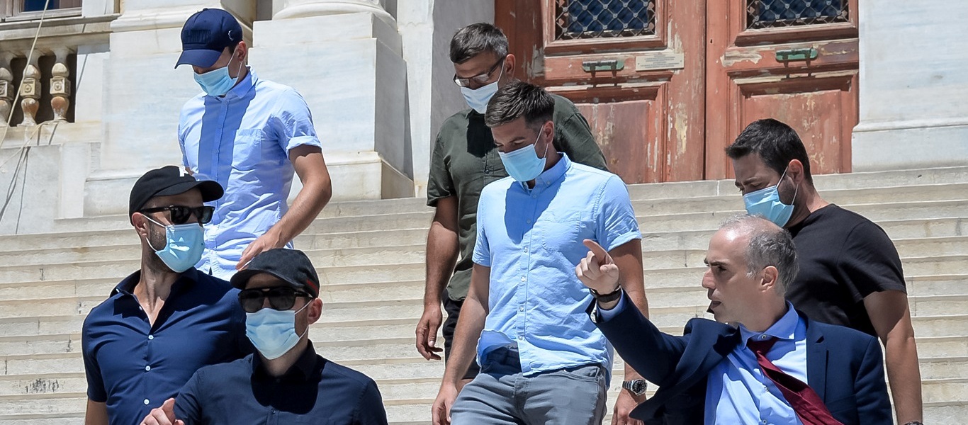 Χ.Μαγκουάιρ: Τον χτύπησαν αστυνομικοί είπε ο δικηγόρος του – Ήθελε να πληρώσει για να φύγει λένε οι αστυνομικοί (upd)