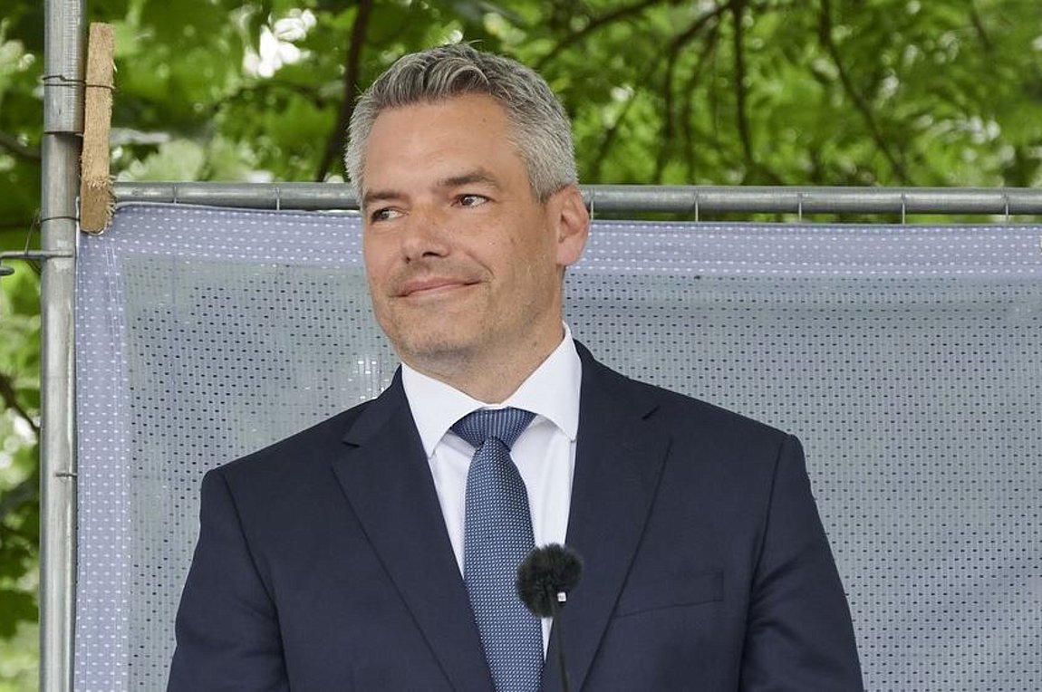 Στην Ελλάδα ο Αυστριακός υπουργός Εσωτερικών Καρλ Νέχαμερ – Με ποιους θα συναντηθεί