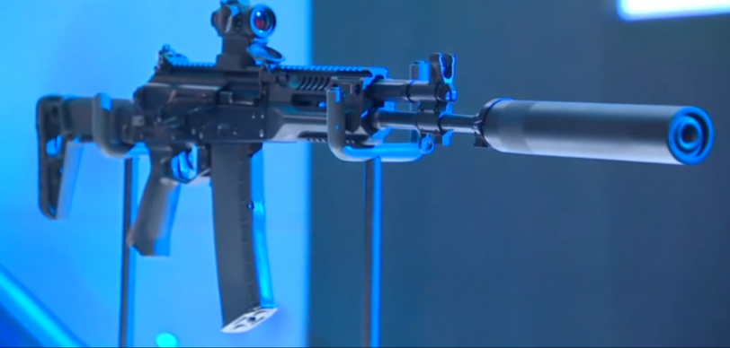 Καλάσνικοφ: Παρουσίασε το πρώτο της όπλο που συνδέεται με smartphone και βγάζει selfie (βίντεο)