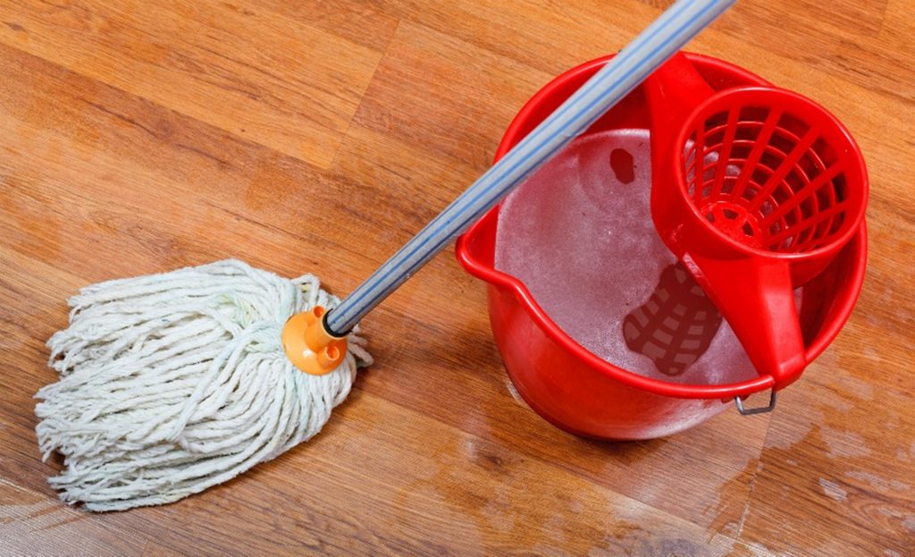 Μυρίζει άσχημα το πάτωμά σας μετά το σφουγγάρισμα; – Δείτε τι μπορείτε να κάνετε