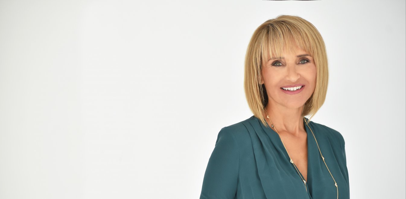 Μάρα Ζαχαρέα: Απολαμβάνει τις βουτιές της στην Πάρο με λευκό μπικίνι (φωτό)