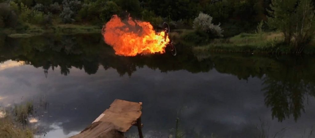 Φλεγόμενος ποδηλάτης έπεσε σε λίμνη – Το έκανε για πλάκα (βίντεο)