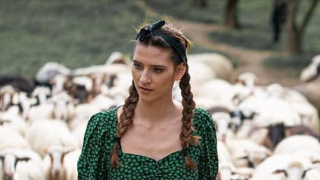 Η Μαρία η «αγρότισσα» του GNTM «κόβει» την ανάσα με τις προκλητικές της πόζες (φωτο)