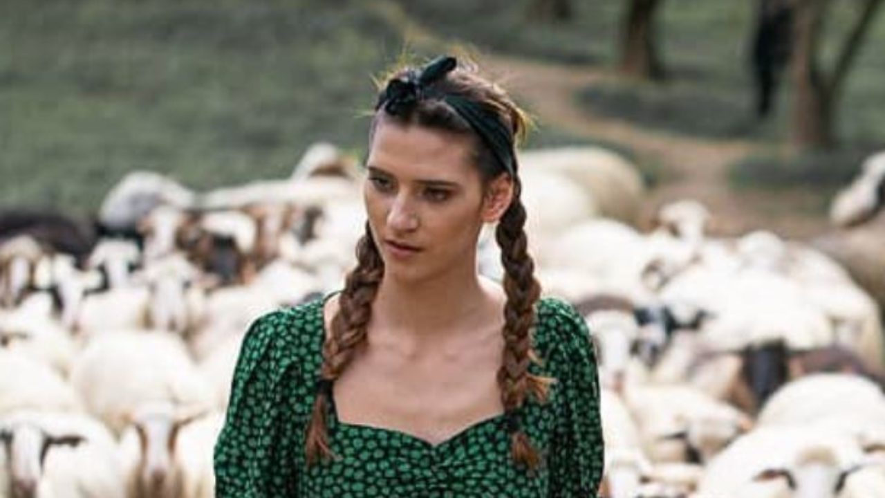 Η Μαρία η «αγρότισσα» του GNTM «κόβει» την ανάσα με τις προκλητικές της πόζες (φωτο)