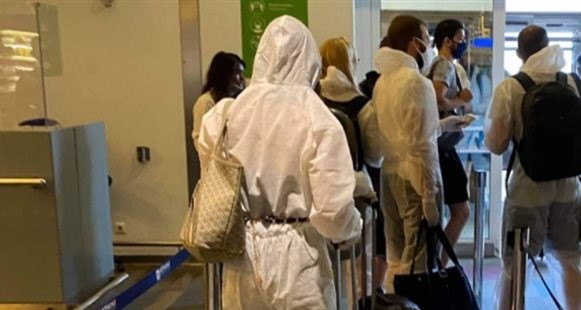 Από άλλο πλανήτη: Τουρίστες φόρεσαν αντι-Covid στολές για να πάνε στη Μύκονο! (βίντεο)