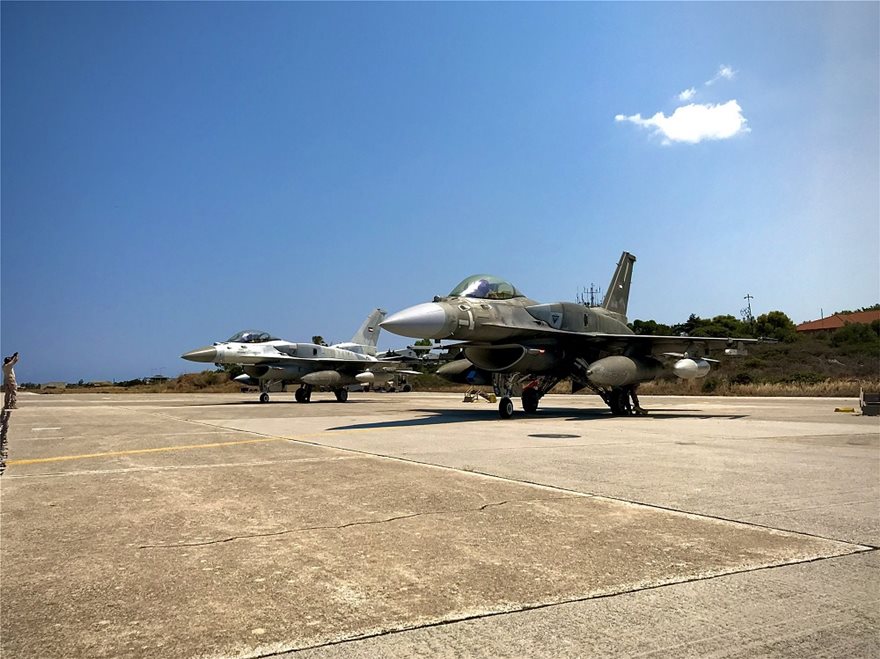 Με… συνοδεία τριών C-17 έφτασαν τα 4 F-16 block 60 των ΗΑΕ στην Σούδα
