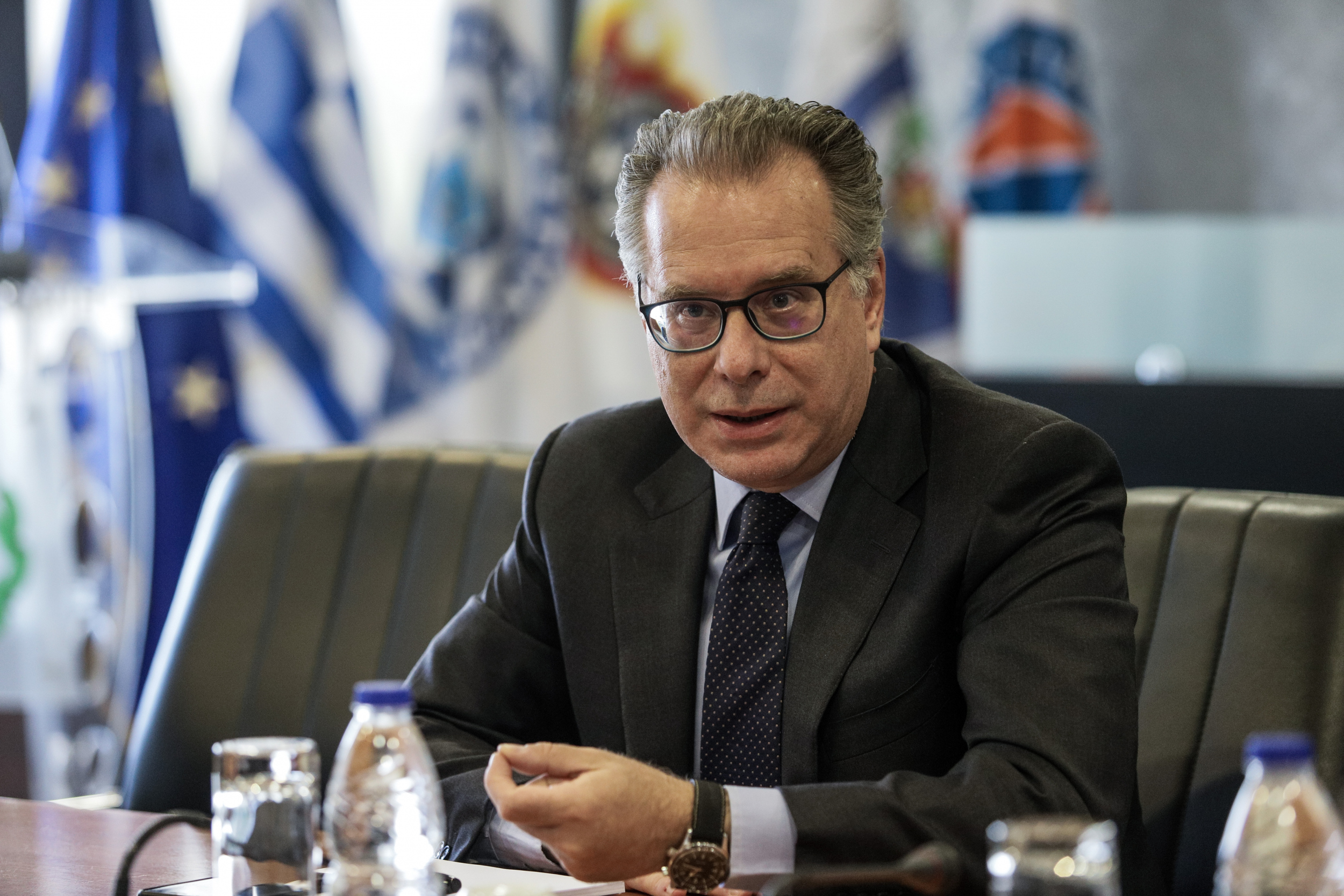 Γ.Κουμουτσάκος: Δίνουμε επιδόματα σε παράνομους μετανάστες για να «μην τους μετατρέψουμε σε εγκληματίες απελπισμένους»