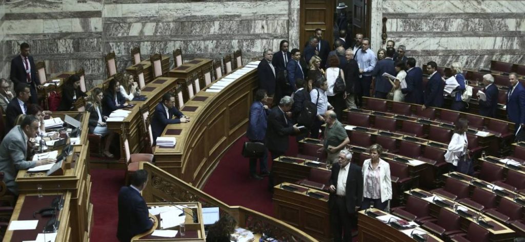 Βουλή: Τηλεφώνημα από άγνωστο για βόμβα – Έλεγχος της ΕΛΑΣ με ειδικά εκπαιδευμένους σκύλους