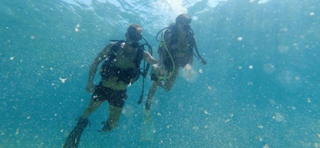 Είναι γεγονός: Δόθηκε στην κυκλοφορία η πρώτη ελληνική υποβρύχια ερωτική ταινία