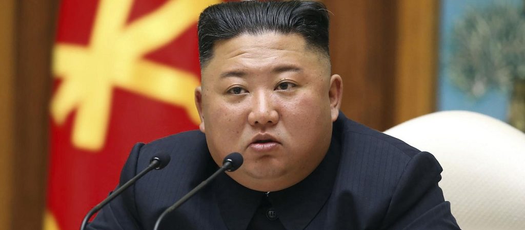 Ο Κιμ Γιονγκ Ουν δηλώνει καλά: Επιθεώρησε και καλλιέργειες που επλήγησαν από τυφώνα (φώτο)