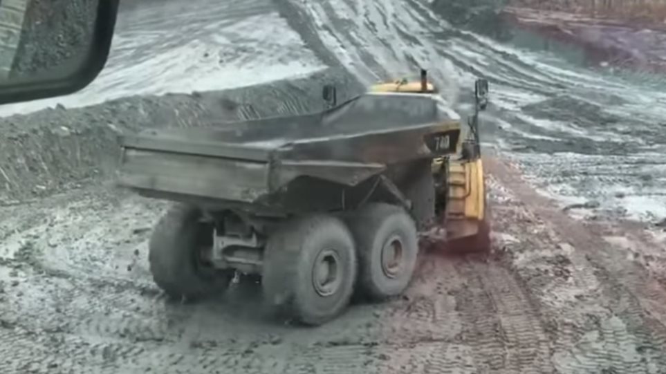 Βρετανία: «Ντριφτάρισμα» με φορτηγό 40 τόνων (βίντεο)