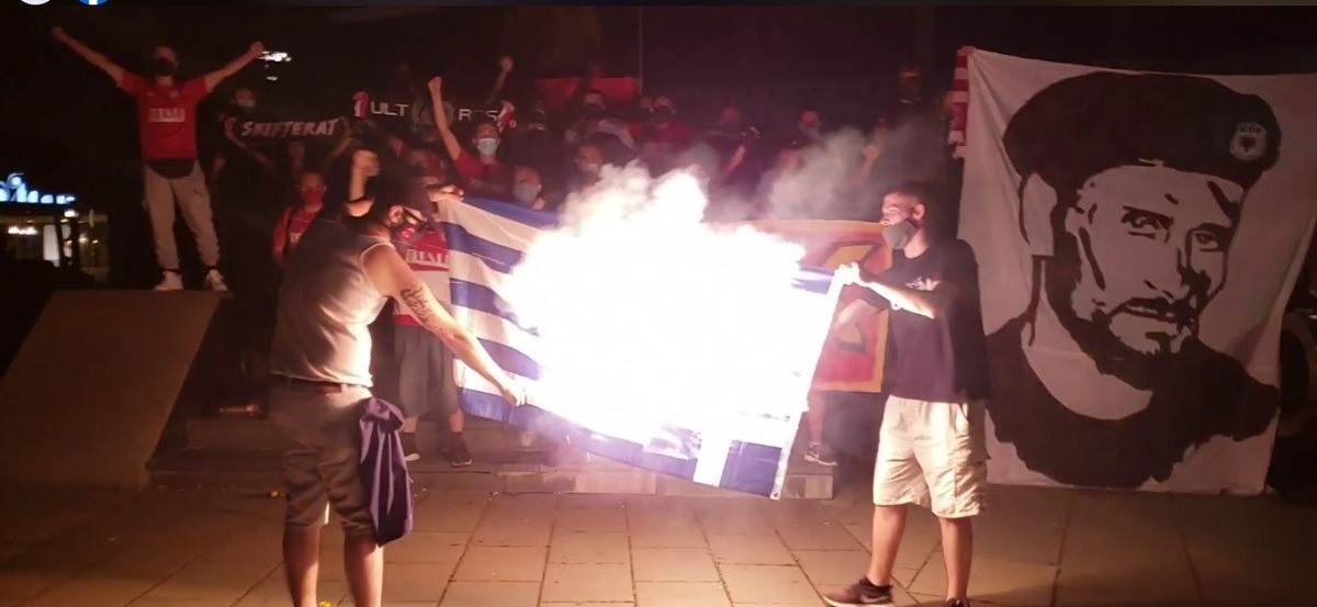 Κοσοβάροι έκαψαν ελληνική σημαία μετά την πρόκριση του ΑΠΟΕΛ (βίντεο)
