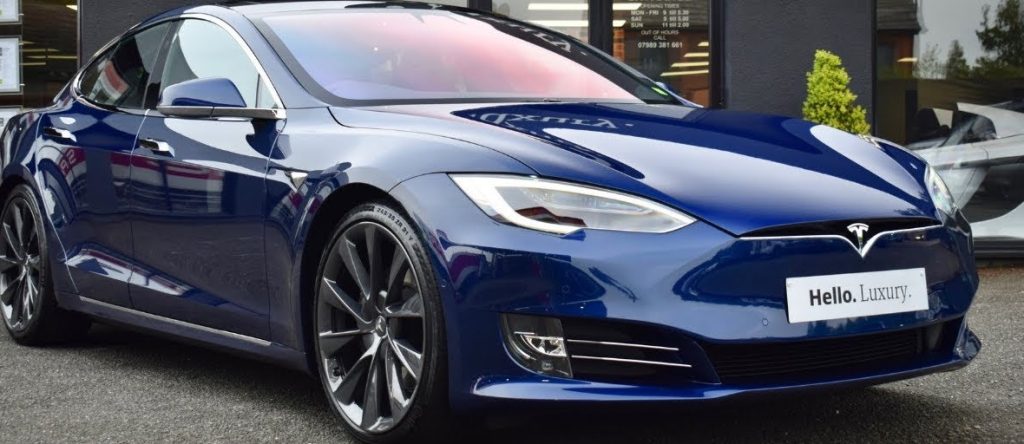 Tesla έπεσε πάνω σε περιπολικό γιατί ο οδηγός έβλεπε… ταινία (βίντεο)