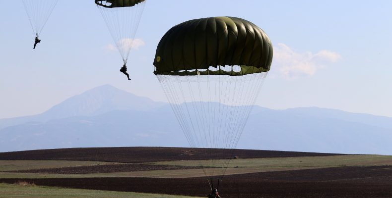 Σχολείο Βασικής Εκπαίδευσης Αλεξιπτωτιστή σε Μαθητές ΣΣΕ, ΣΣΑΣ και ΣΜΥ (βίντεο)