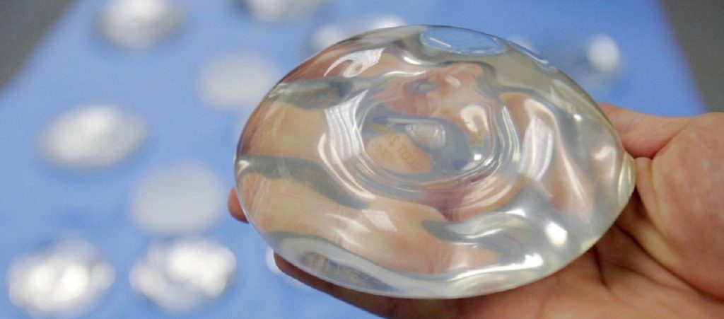 Γυναίκα σώθηκε από πυροβολισμό λόγω της σιλικόνης στο στήθος της (βίντεο)