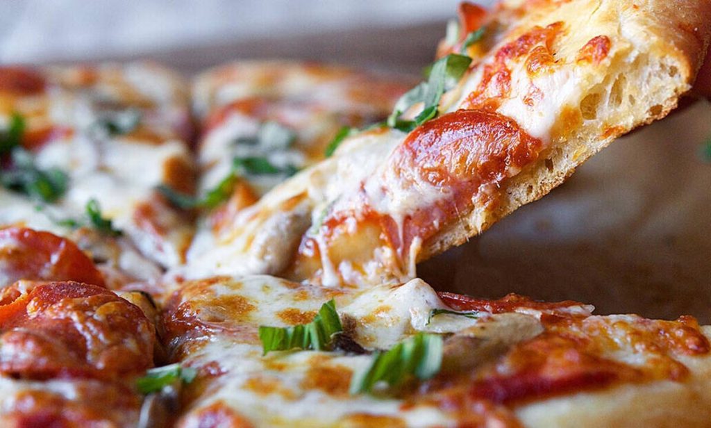 Δεν φαντάζεστε τι συμβαίνει στον οργανισμό μας όταν τρώμε πίτσα – Τι αποκάλυψαν Βρετανοί επιστήμονες
