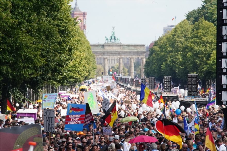 Μαζικές διαδηλώσεις σε όλη την Ευρώπη κατά των μέτρων για τον κορωνοϊό: «Να τελειώσει η ιατρική τυραννία» (βίντεο)