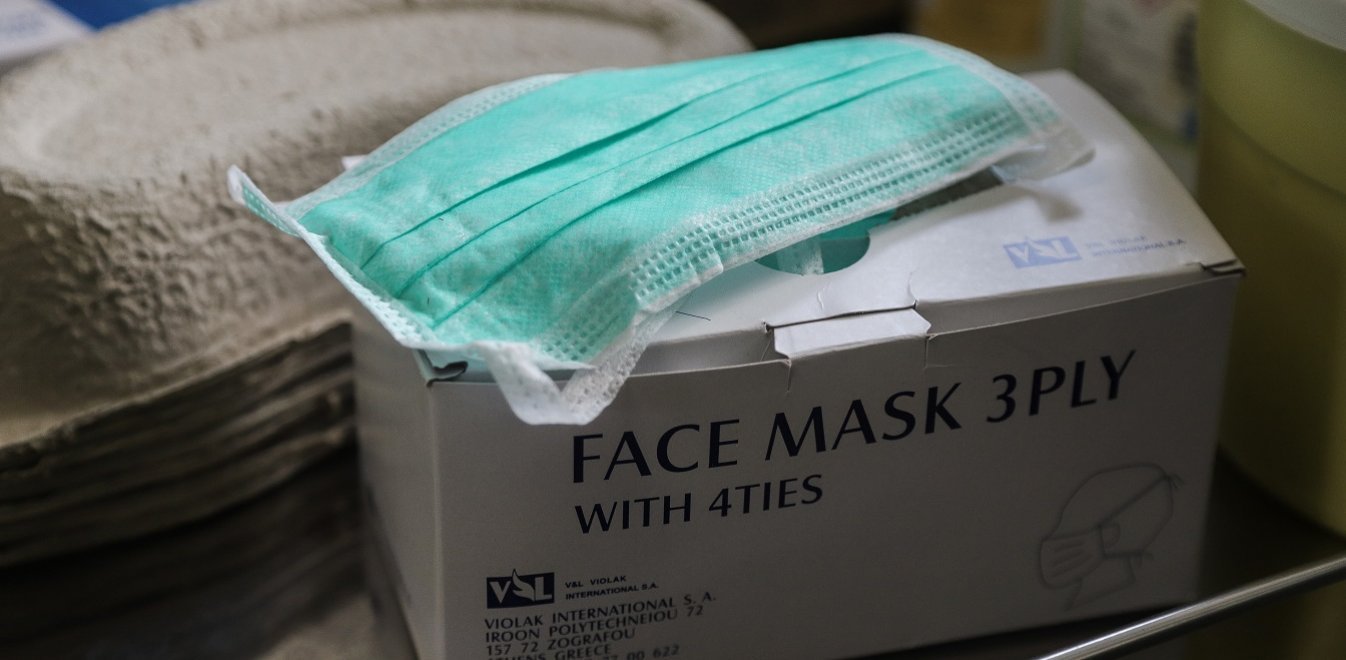 Μάσκες, γάντια και αντισηπτικά: Ποιες είναι οι επιβλαβείς συνέπειες για το δέρμα μας;