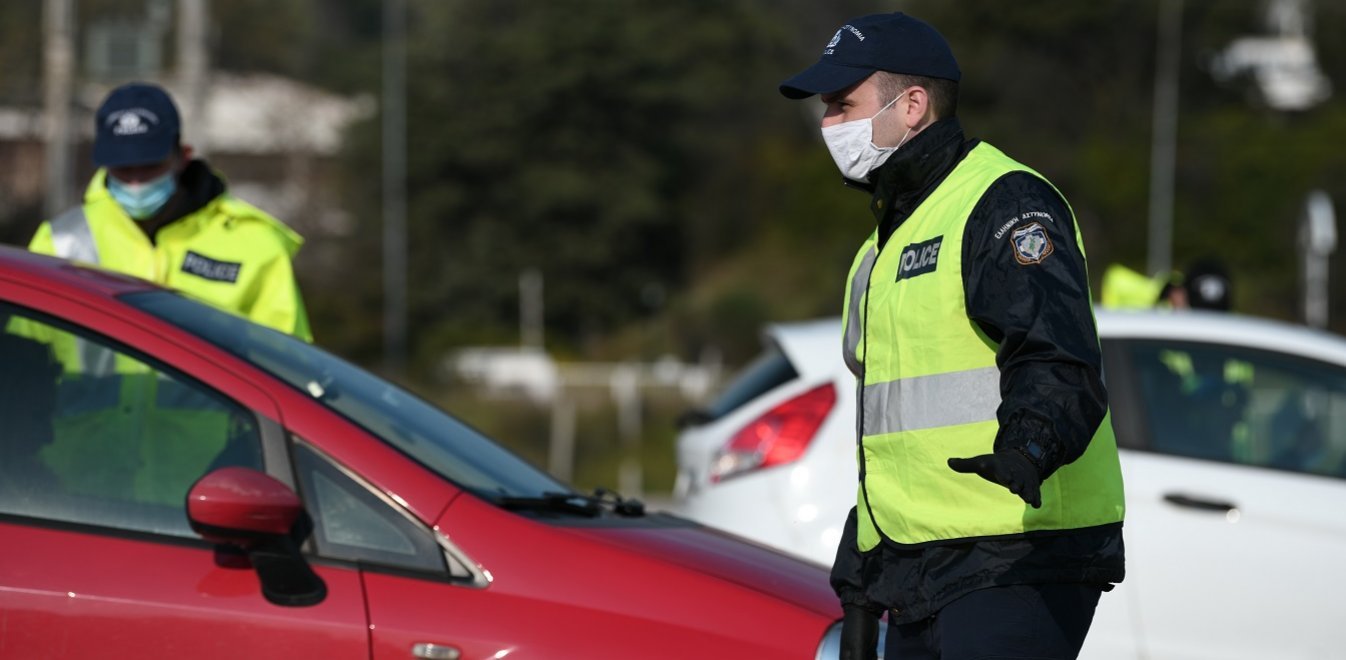 Αστυνομικοί πέρασαν χειροπέδες σε 17χρονο γιατί δεν φορούσε μάσκα σε λεωφορείο (βίντεο)