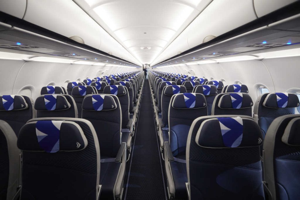 Λονδίνο: Ειδικοί με προστατευτικές στολές μπαίνουν σε αεροπλάνο για να μεταφέρουν ασθενή με κορωνοϊό (βίντεο)